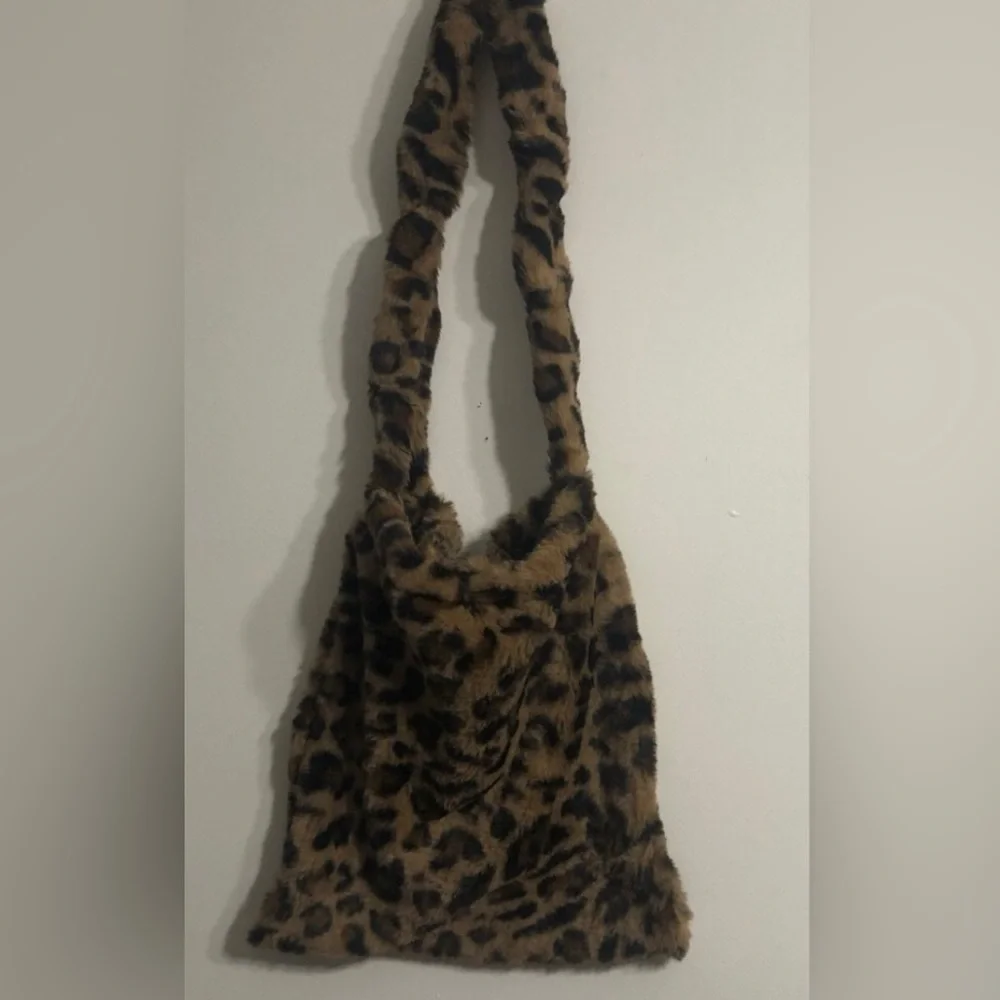 Shoulder crossbody bag very soft Sherpa Leopard brow.size 13” L X 14” - Picture 2 of 3